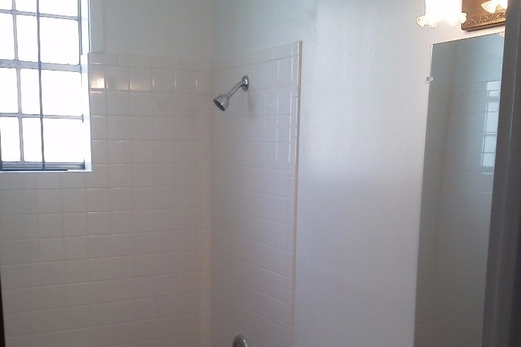 Bath - 2217 N Miro St