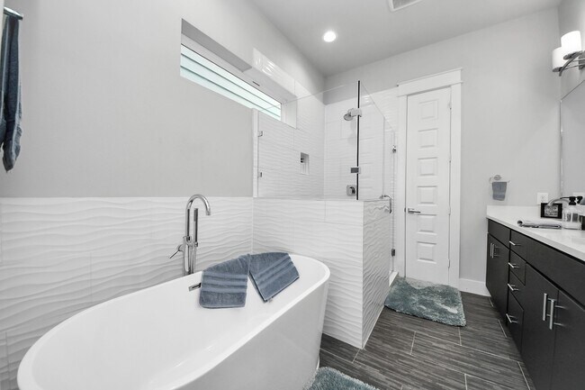 Photo - 2116 Naomi St