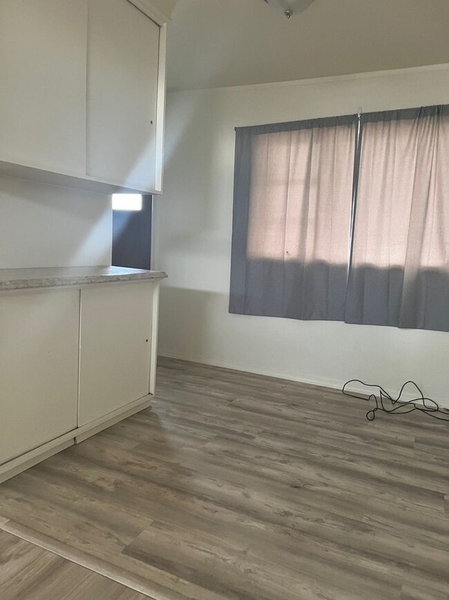 Photo - 609 W 11th St