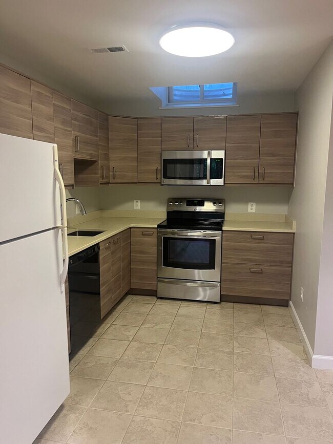 Building Photo - Spacious & Updated Accessory Apartment! 5 ...