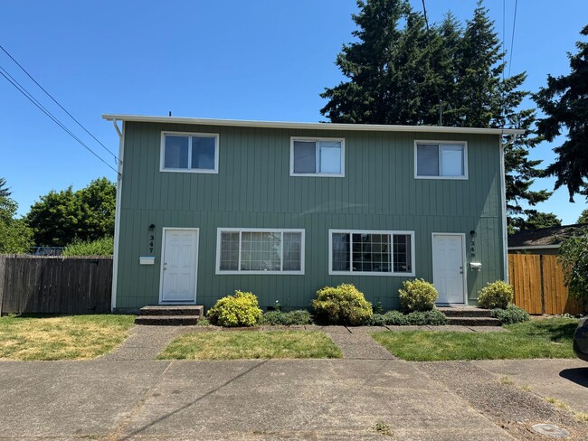 Building Photo - Beautiful 3 Bed /1.5 Bath Townhouse in Albany Unit chic349- OR