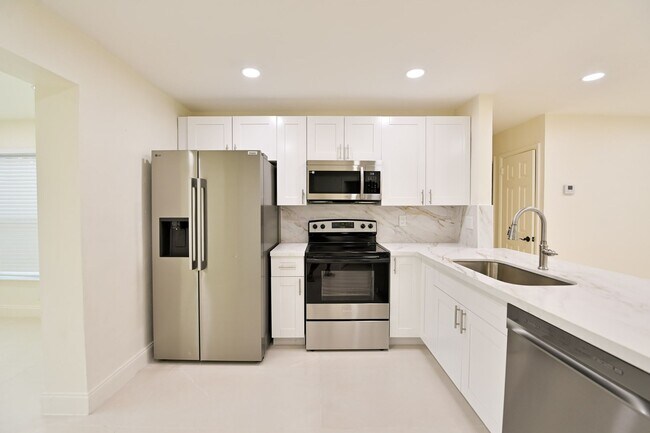 Building Photo - Fully Renovated 3BD Home in Dania Beach - Available Mid-January!