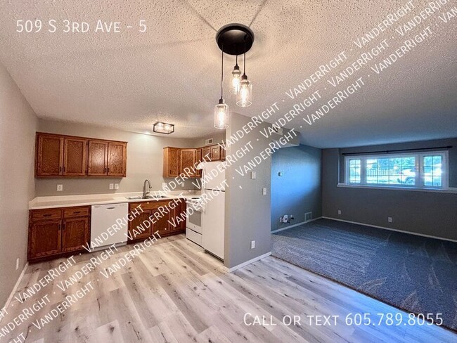 Building Photo - 509 3rd Ave Unit 5