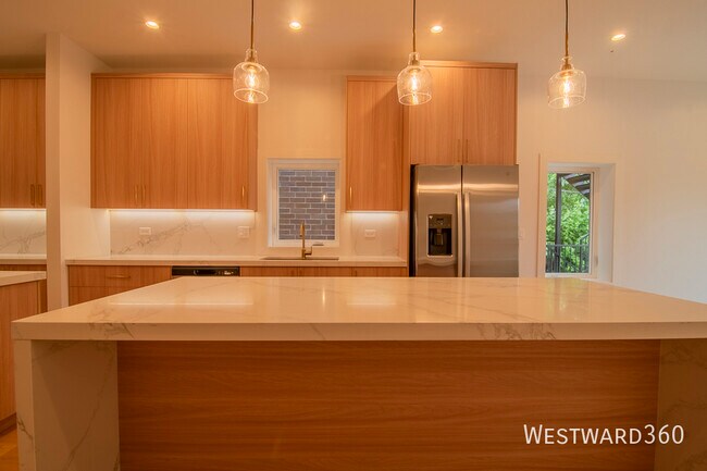 Building Photo - 2040 W Washington Blvd Unit #1 Rental