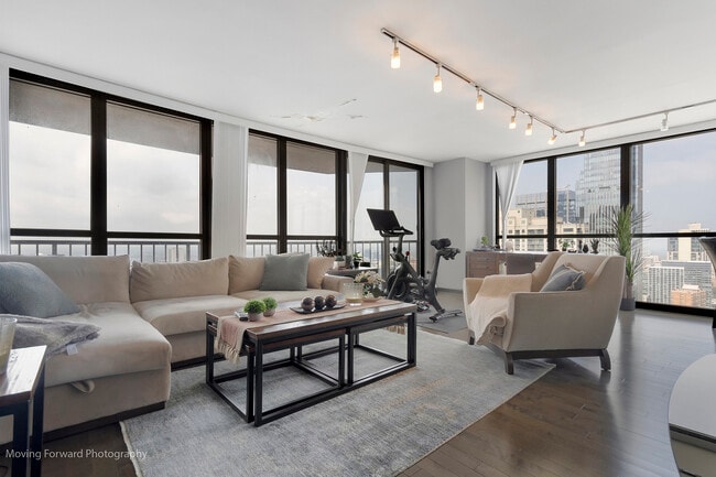 Building Photo - 10 E Ontario St Unit 4806