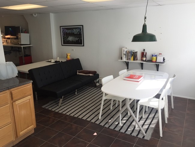 Photo - 156 E 109th St