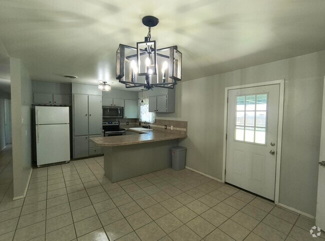 Building Photo - 4 bedroom 2 bath College Hills Add home wi...