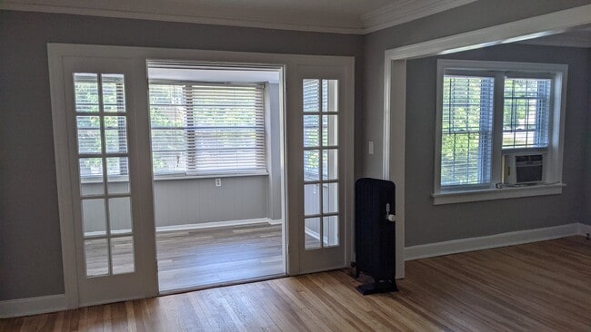 Photo - 127-129 E 46th St