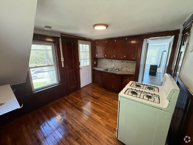 Building Photo - 165 Pleasant St Unit 2 Rental