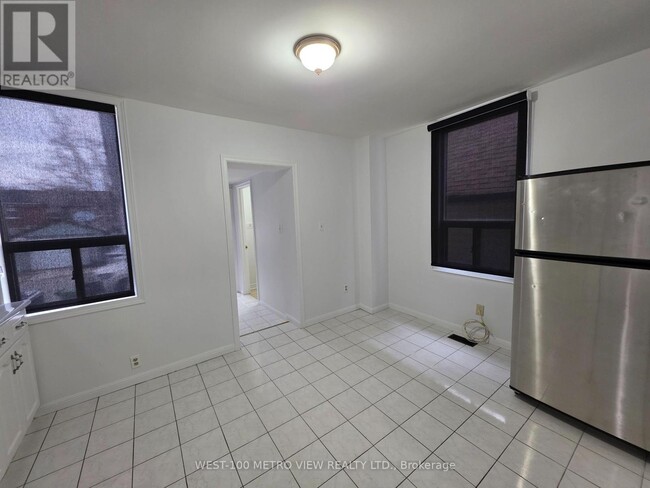 Photo - 1075 Dufferin St