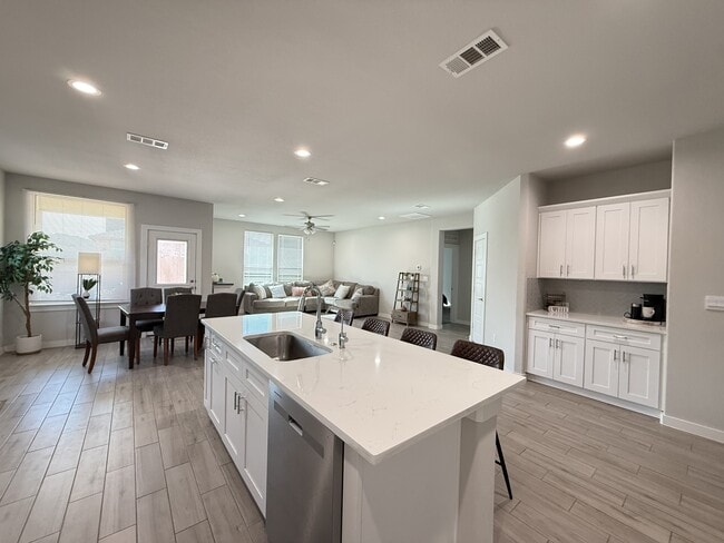 Photo - 6705 Hooper Wy