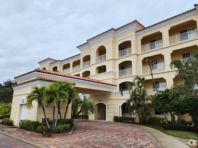 Building Photo - 2 BR 2 BA first floor unit in the Harbour ... Rental