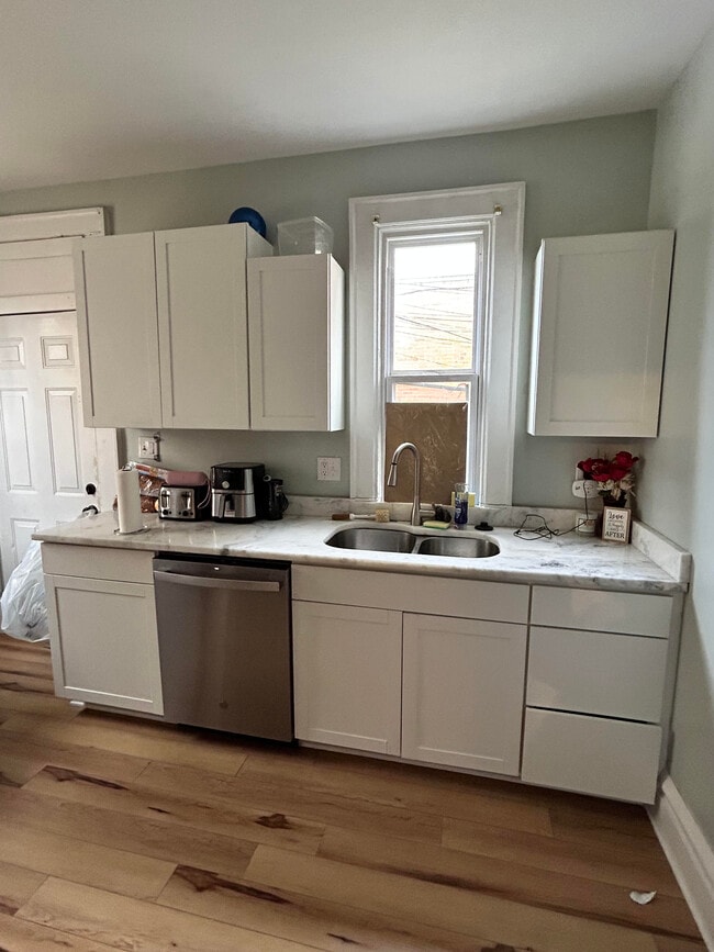 Building Photo - 20 W Maynard Ave Unit 28 W Maynard