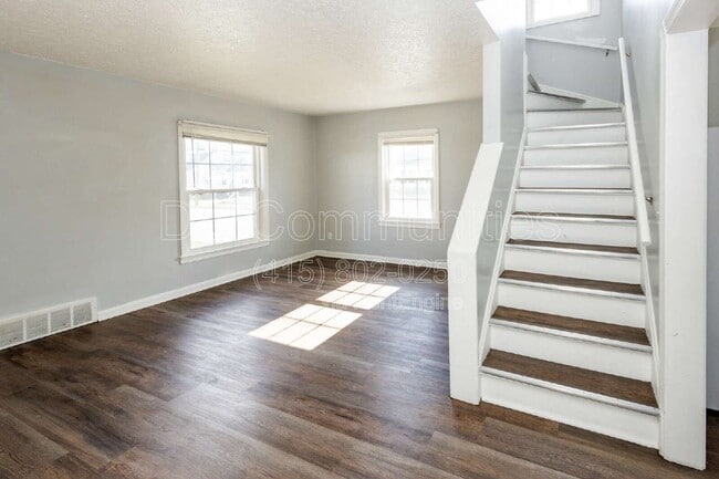 Photo - 492 E 327th St