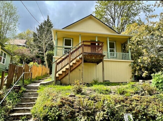 Building Photo - Remodeled Beauty in Woods Setting with Riv... Rental