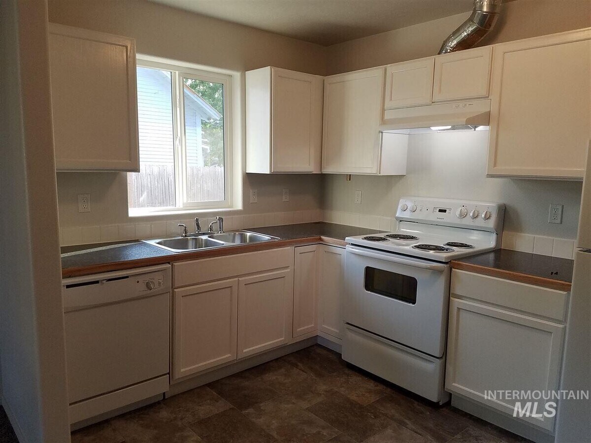 Photo - 911 S Commercial Ave