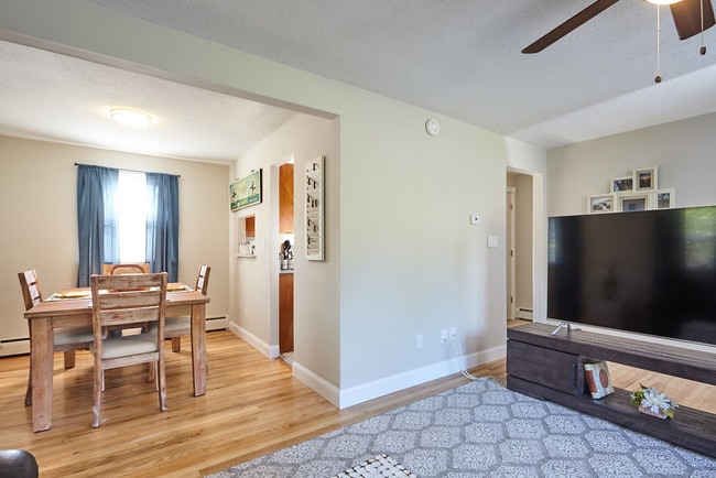 Photo - 147 Salmon Brook Dr Unit 70-147