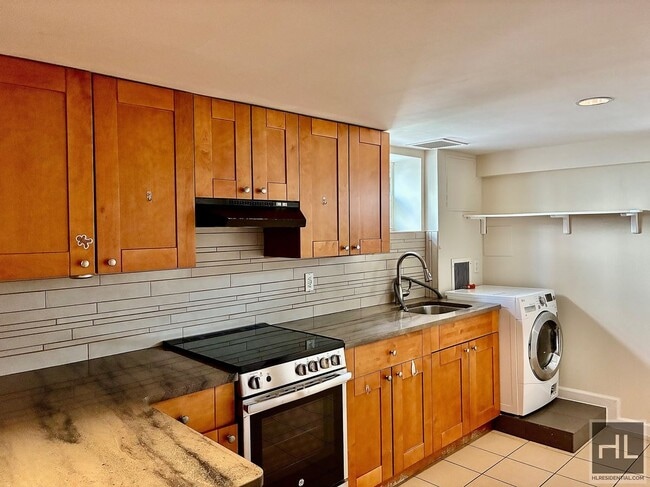 Building Photo - Large 2.5 bed 2 bath duplex with in unit W/D, Private Yard, Shed & Parking Available for an addit...