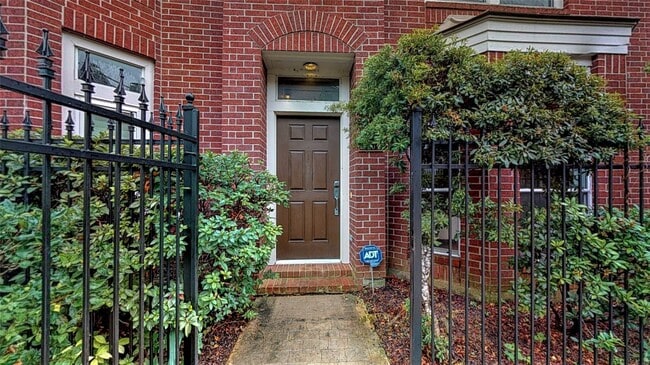 Photo - 2104 Gillette St