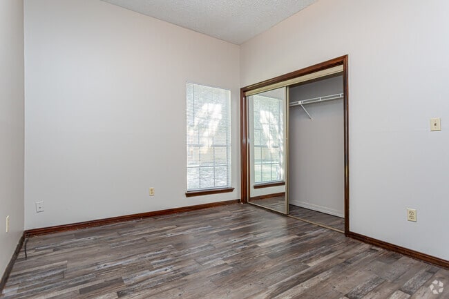 2BR, 1BR - 834SF