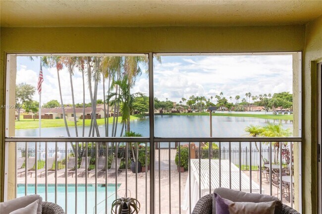 Building Photo - 17200 NW 64th Ave Unit 21-306