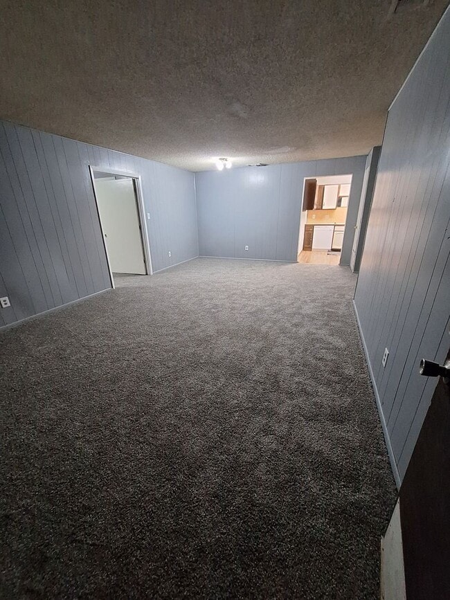 Building Photo - 2 bedroom, 2 bath