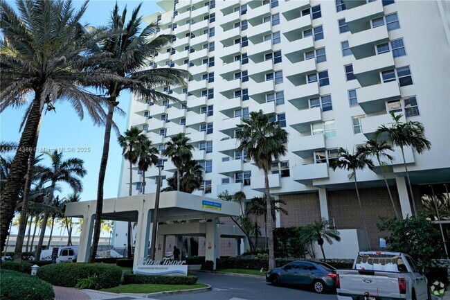 Building Photo - 2899 Collins Ave Unit 642 Rental