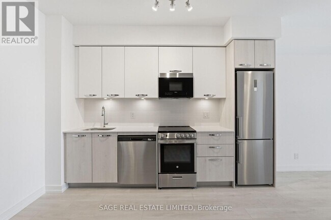 Photo - 75 James St S Unit 711