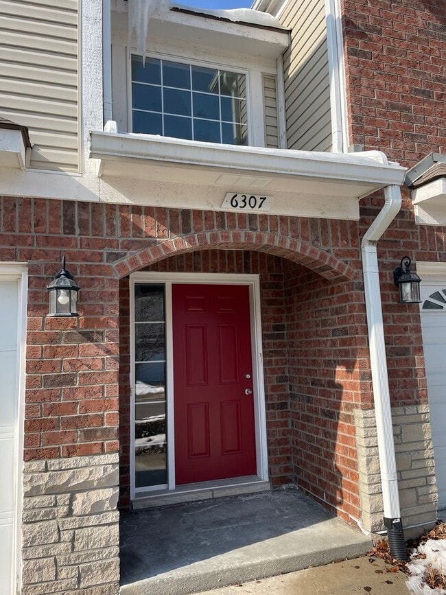 Photo - Shelby Twp - 3 Bedrooms, 2.5 Baths Townhouse, 2-Car Garage near Stony Creek Park