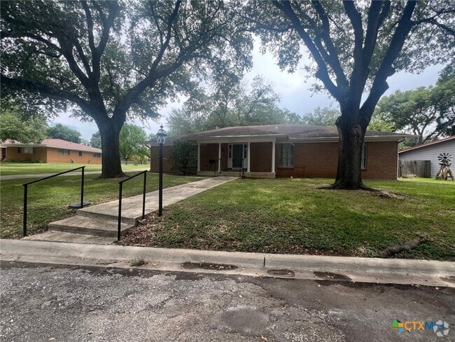 Building Photo - 943 S Pecan Ave Rental
