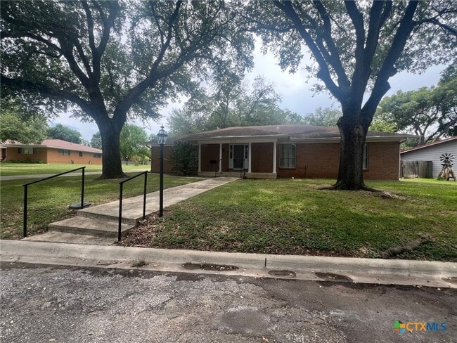 Building Photo - 943 S Pecan Ave Rental
