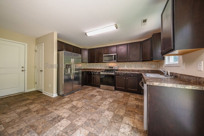 Photo - 832 Prince Edward Rd