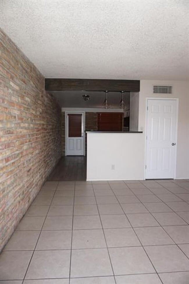 Photo - 935 E Adelaide Dr
