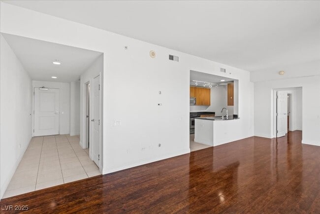 Building Photo - 200 W Sahara Ave Unit 3312