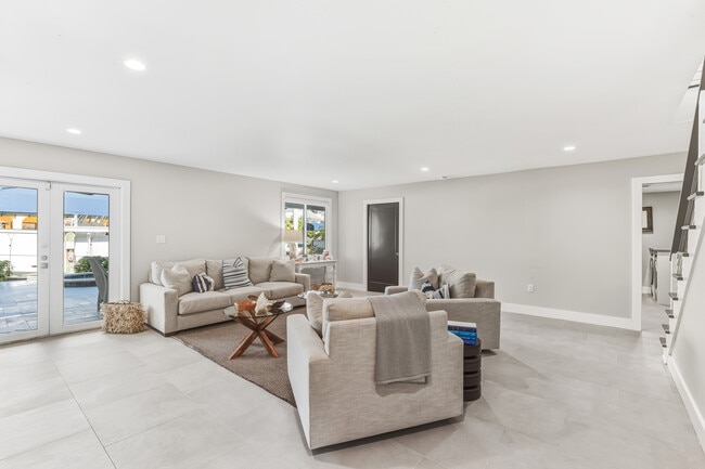 Photo - 165 1st St E