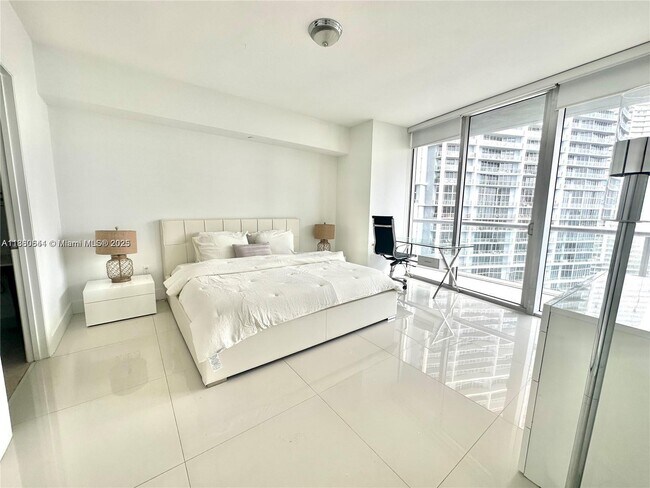 Photo - 495 Brickell Ave Unidad 2702