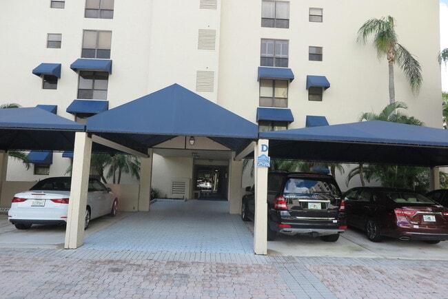 Building Photo - 7578 Regency Lake Dr Unit 501