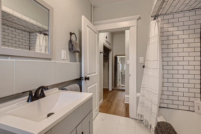 Photo - 1240 York St Unit SI ID1026269P