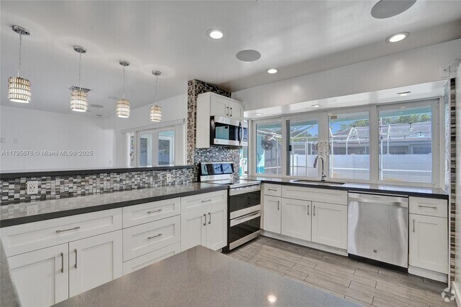 Building Photo - 9240 SW 54th St Rental