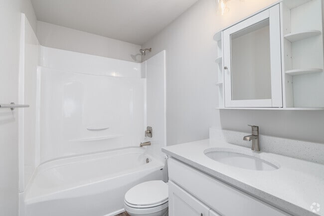 2BR, 1BA - 656SF - Bathroom