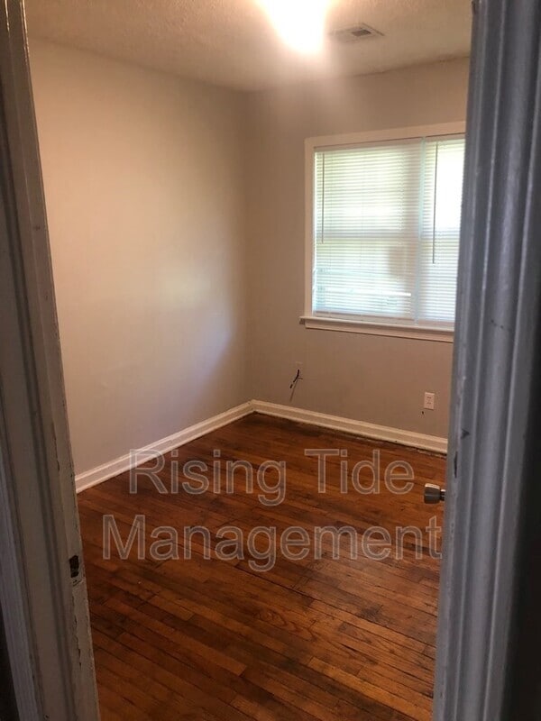 Photo - 2131 E 2nd St