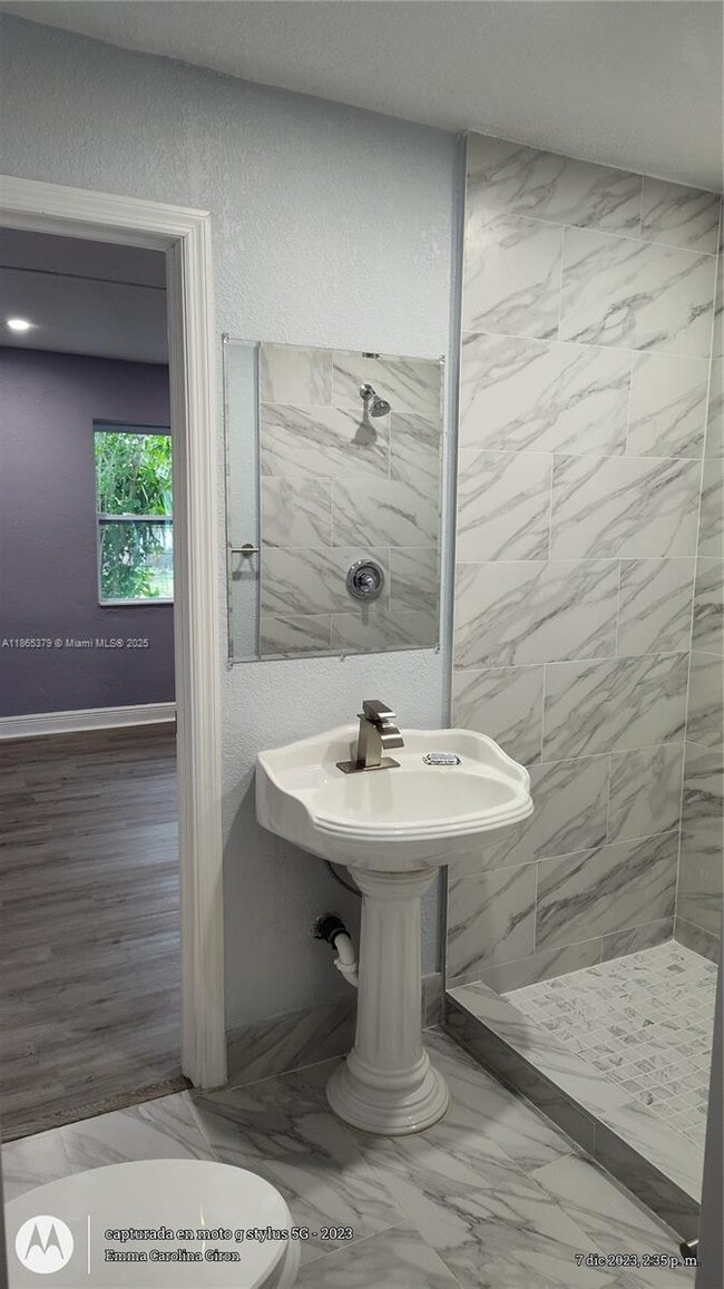 Photo - 849 W 2nd St