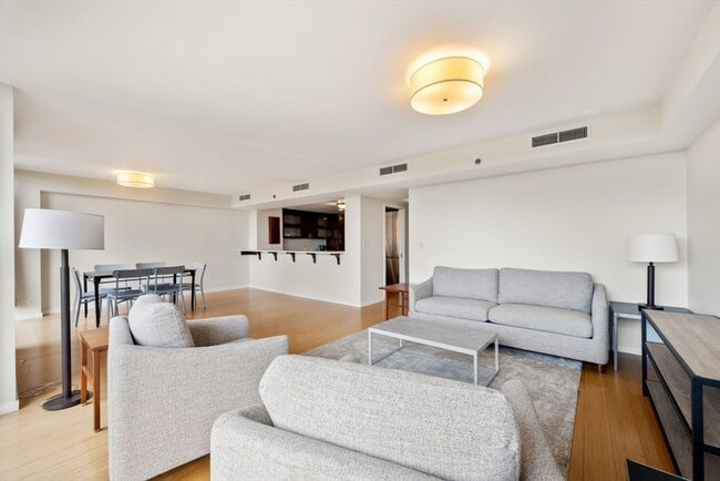 Photo - 975 Memorial Dr Unidad 808