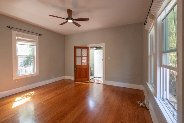 Main Room 15x15 feet - 422 Bay St House