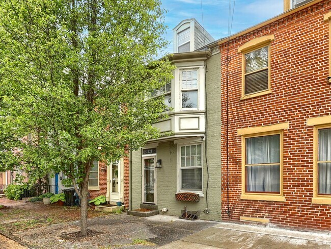 Building Photo - Charming 3 Bedroom House in Midtown