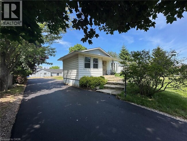 Photo - 251 King St E