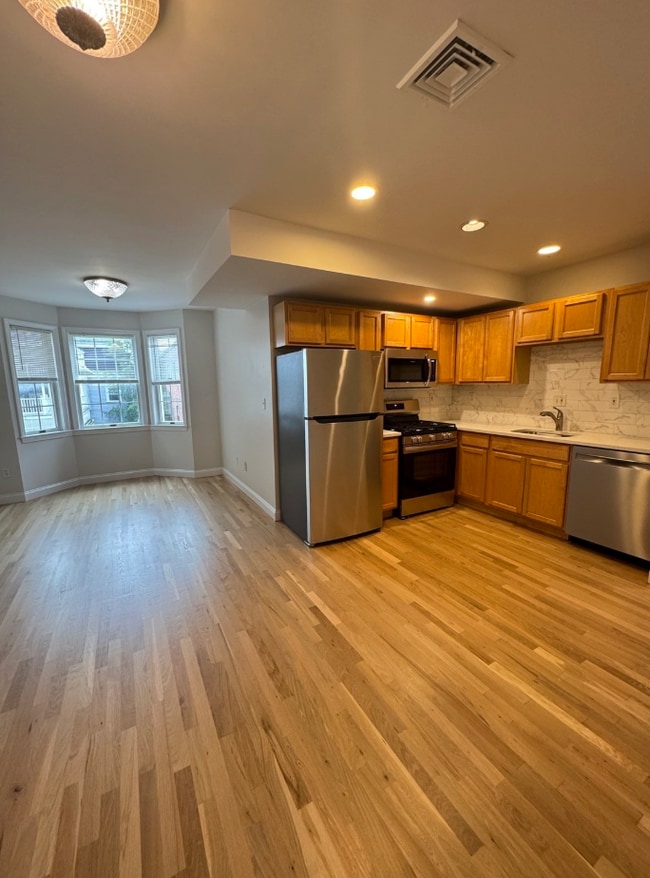 Building Photo - 393 W Broadway Unit 3