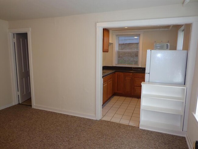 Building Photo - 121 E Gorham St Unit 2 Rental