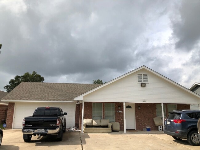 Building Photo - Spacious 4/4 House with Yard in the Baylor...