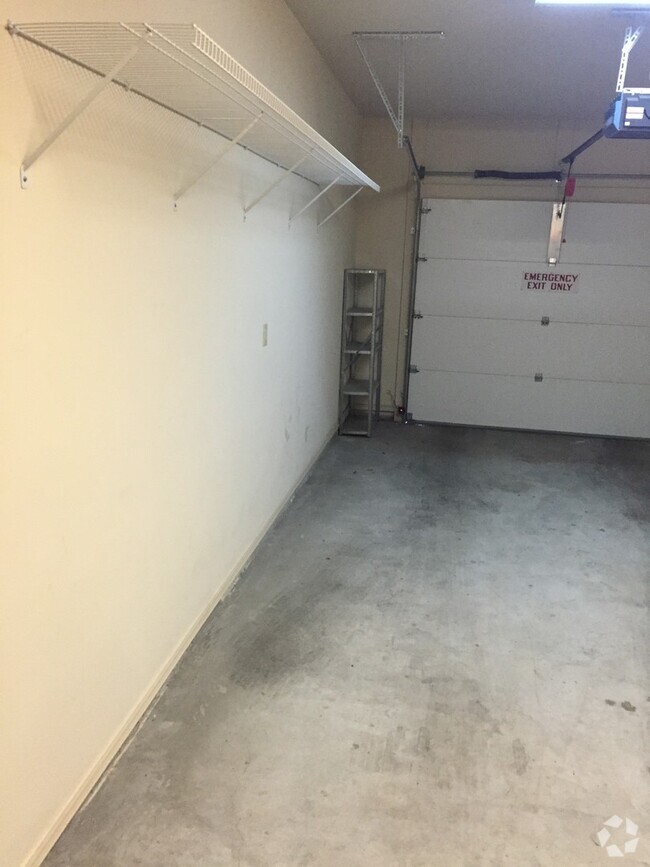 Building Photo - 1 Bedroom, 1 Bath with a Single Car Garage Rental